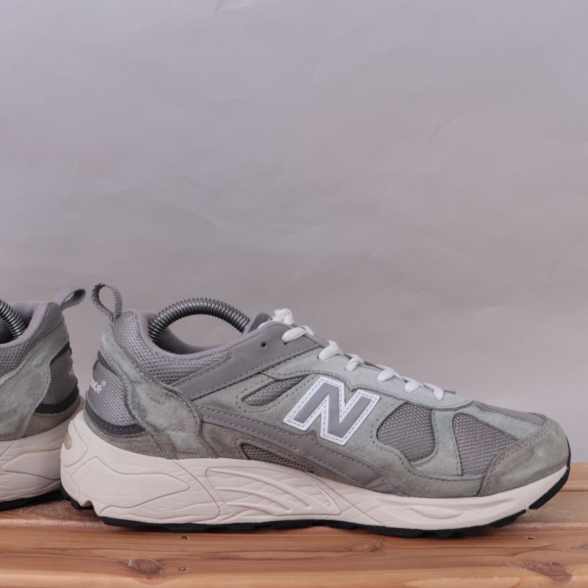 z2881【878】ニューバランス US8 26.0cm/灰 グレー アイボリー 白 ホワイト newbalance メンズ スニーカー 中古_画像3