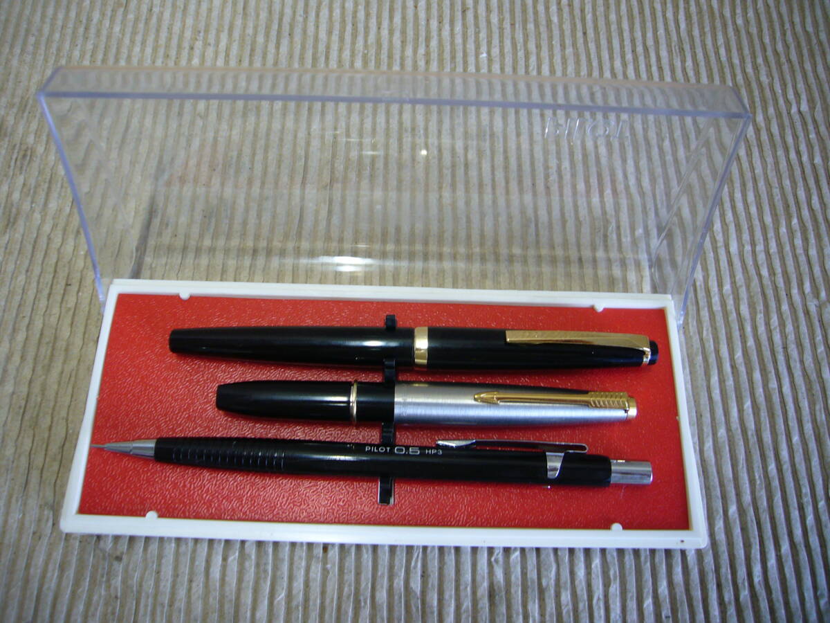 PILOT 万年筆 2本 (シルバーキャップのペン先 14K) 及び シャープペン 1本 あわせて3本 ケース付き 中古品 当時物_画像1