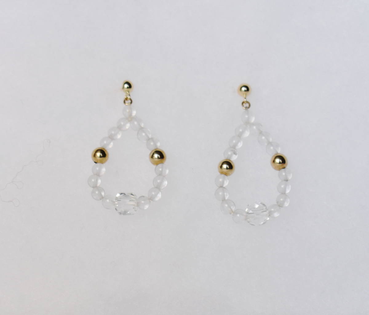 (新品)　　ｋ１８ピアス　水晶と１８金ボウルの輪_画像2