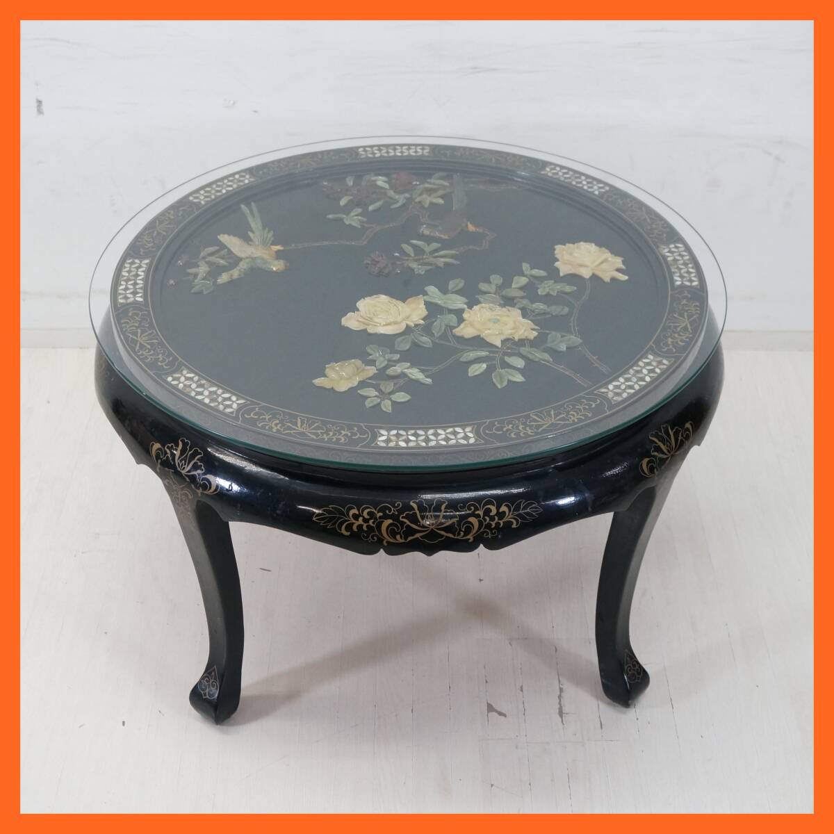 東ハ:【中国美術家具】螺鈿細工 石細工装飾 花鳥図 センターテーブル 幅約81㎝ 高さ約52㎝ ガラス天板付 丸テーブル 円卓 ローテーブル_画像1