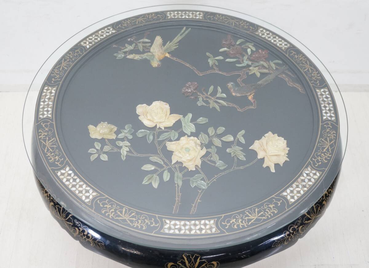 東ハ:【中国美術家具】螺鈿細工 石細工装飾 花鳥図 センターテーブル 幅約81㎝ 高さ約52㎝ ガラス天板付 丸テーブル 円卓 ローテーブル_画像3