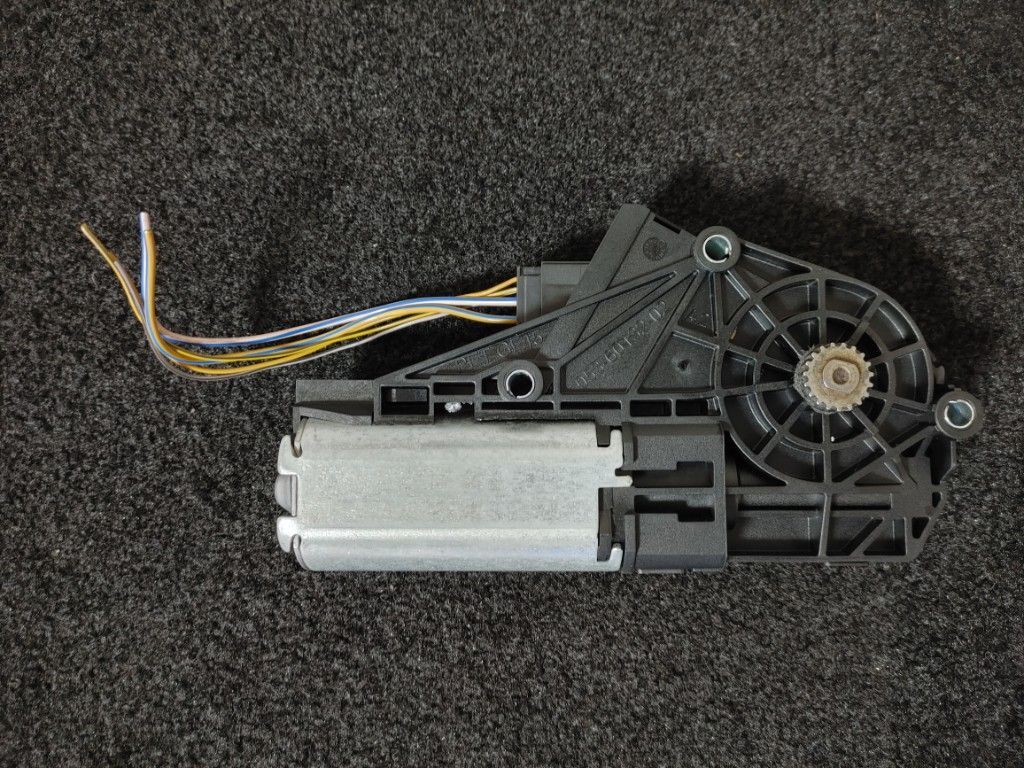 BMW 5シリーズ F11 純正 サンルーフ モーター 動作OK　y491_画像3