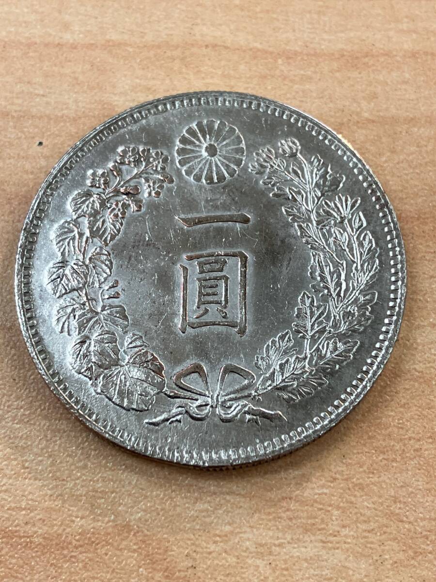 新一圓銀貨 明治36年 直径約38.40mm 厚さ約3.08mm 重量約26.68g 1円銀貨 古銭 _画像1