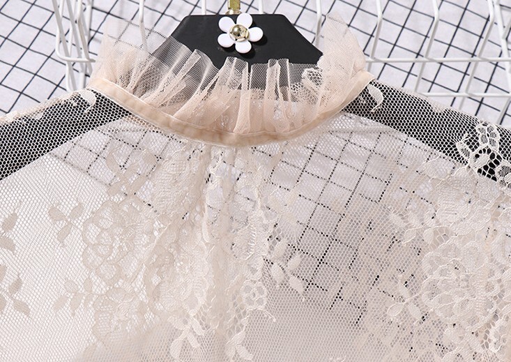 新品●透けレーストップス 　送料無料　袖口フレアー　プチハイネック　切りっぱなし　花模様レース　ホワイト　白_画像3