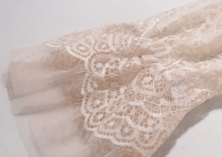 新品●透けレーストップス 　送料無料　袖口フレアー　プチハイネック　切りっぱなし　花模様レース　ホワイト　白_画像4