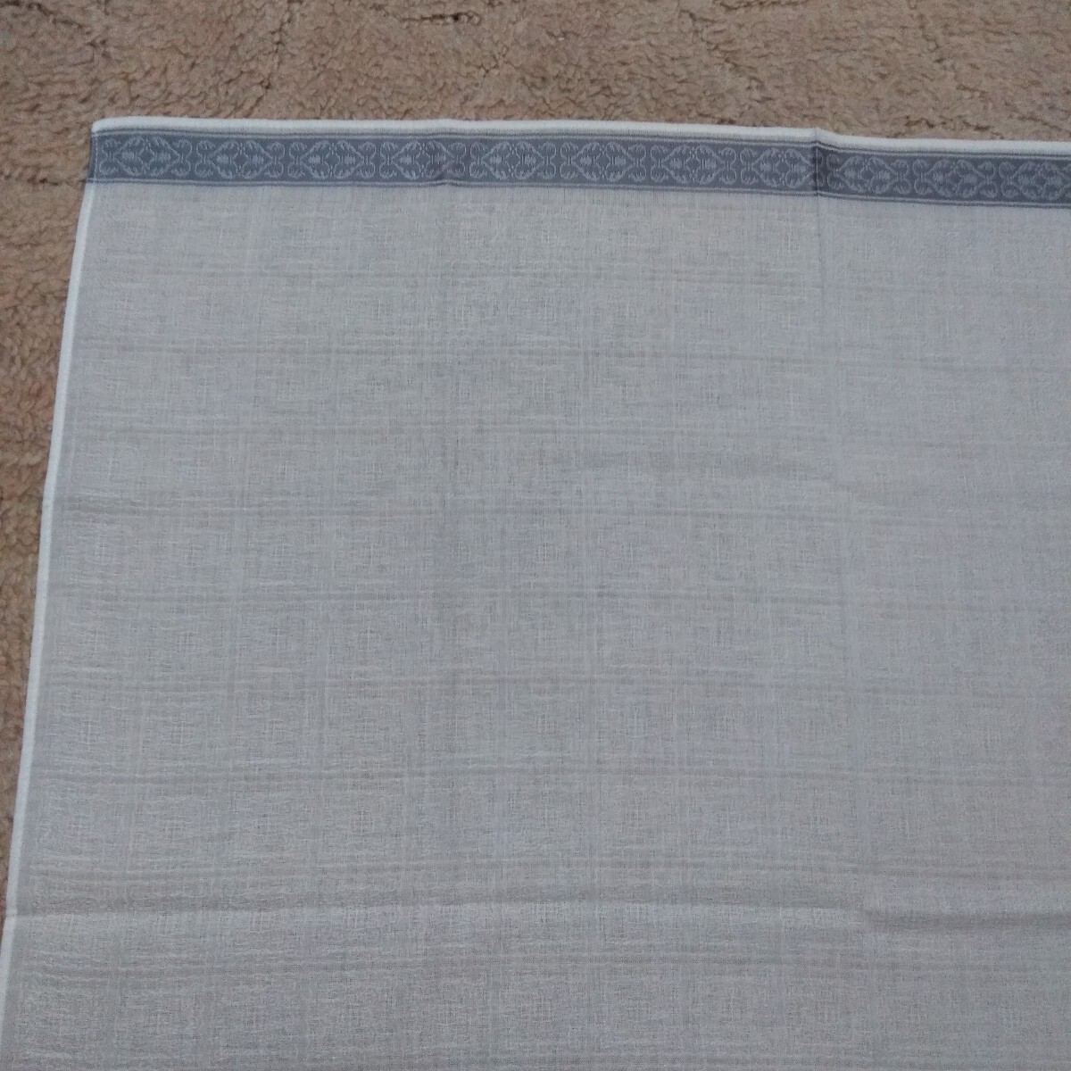 【未使用】Coty コティ メンズオフホワイトハンカチ1枚 地模様総柄上下にグレーのゴージャス柄の帯有り。一角ロゴ織り込み。冠婚葬祭等に_画像5