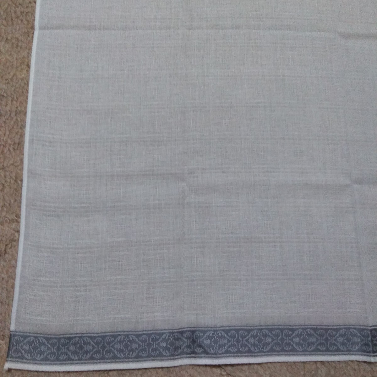 【未使用】Coty コティ メンズオフホワイトハンカチ1枚 地模様総柄上下にグレーのゴージャス柄の帯有り。一角ロゴ織り込み。冠婚葬祭等に_画像7