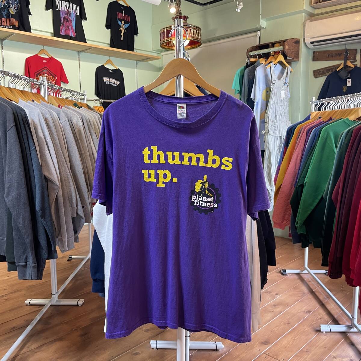 USA 古着 サムズアップ プラネットフィットネス Tシャツ プリント パープル メンズL クルーネック BA2595_画像1