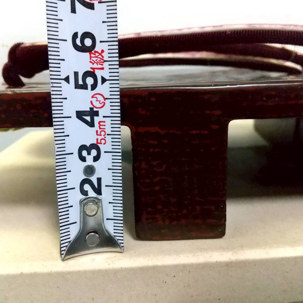 B2209 女性用 下駄 まとめて3点 22.5～23cm 木製 手彫り 葉っぱ 鎌倉彫 花 マーブル 黒塗り 丹頂鼻緒 アサシン 駒下駄 二枚歯 桐? 未使用含_画像8