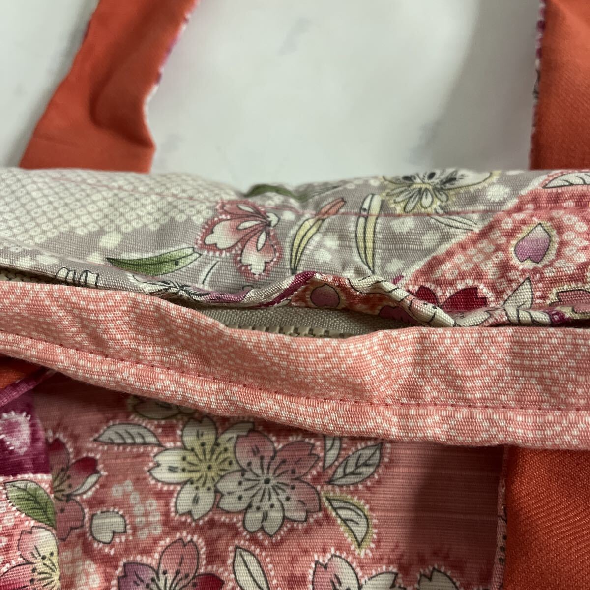 おばあちゃんのハンドメイド作品　着物の生地使用のバッグ(ファスナー付き) トートバッグ 着物リメイク_画像3