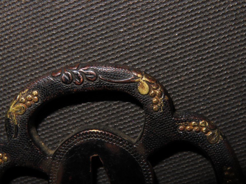 赤銅魚子地唐草図透鍔　江戸　赤銅魚子地、透かし、金銅色絵　6×5.5×0.4ｃｍ　50/110ｇ_画像10