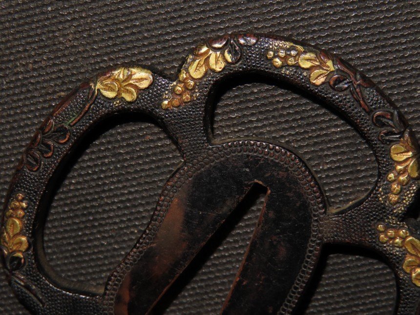 赤銅魚子地唐草図透鍔　江戸　赤銅魚子地、透かし、金銅色絵　6×5.5×0.4ｃｍ　50/110ｇ_画像1