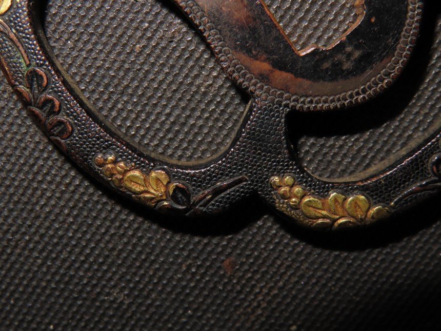 赤銅魚子地唐草図透鍔　江戸　赤銅魚子地、透かし、金銅色絵　6×5.5×0.4ｃｍ　50/110ｇ_画像6