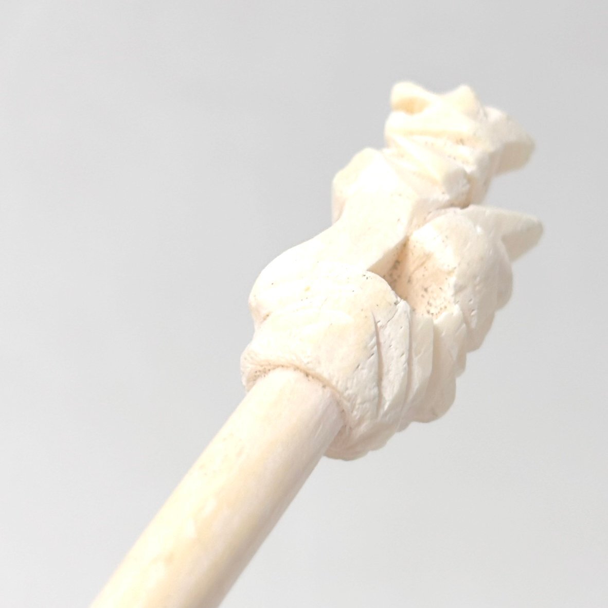 【41】【併売・店頭引取り可】かんざし 犬？ 獅子？ 全長13.8cm① 本体のみ 骨 象牙風 伝統工芸 年代物 和装具 長期保管品_画像4