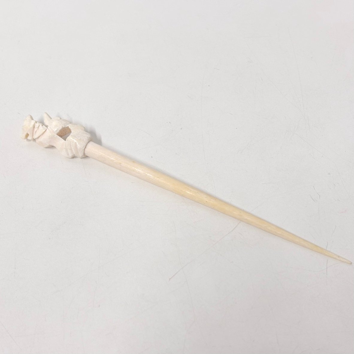 【41】【併売・店頭引取り可】かんざし 犬？ 獅子？ 全長13.8cm① 本体のみ 骨 象牙風 伝統工芸 年代物 和装具 長期保管品_画像1