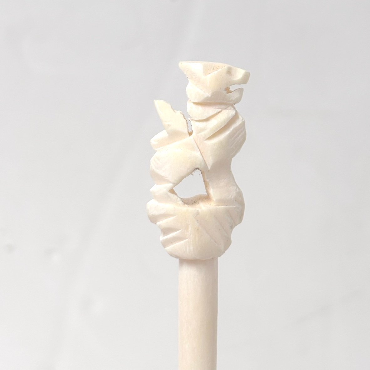 【41】【併売・店頭引取り可】かんざし 犬？ 獅子？ 全長13.8cm① 本体のみ 骨 象牙風 伝統工芸 年代物 和装具 長期保管品_画像2