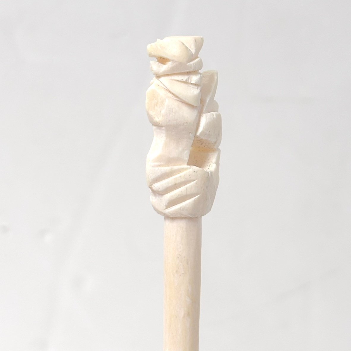 【41】【併売・店頭引取り可】かんざし 犬？ 獅子？ 全長13.8cm① 本体のみ 骨 象牙風 伝統工芸 年代物 和装具 長期保管品_画像3