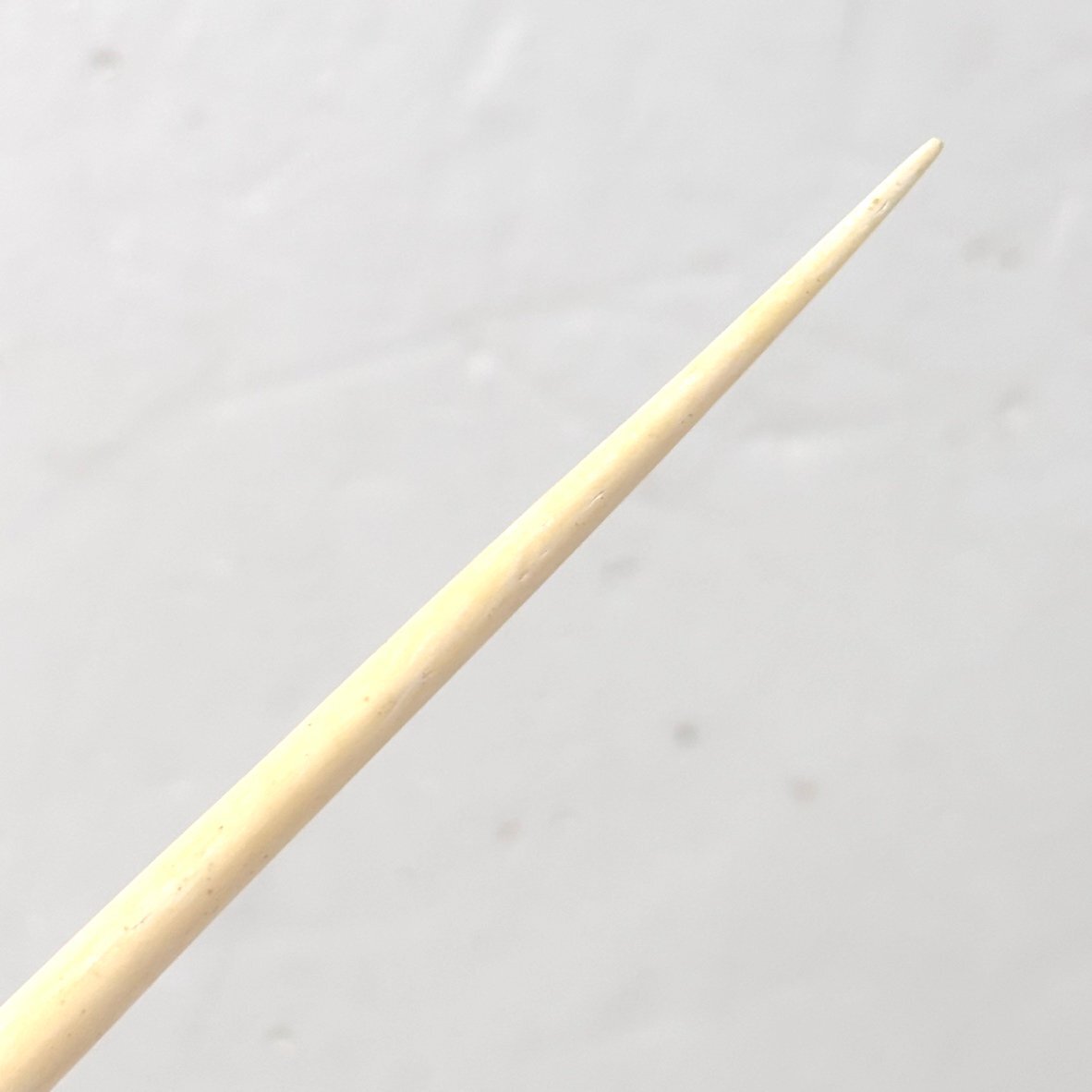 【41】【併売・店頭引取り可】かんざし 犬？ 獅子？ 全長13.8cm① 本体のみ 骨 象牙風 伝統工芸 年代物 和装具 長期保管品_画像5