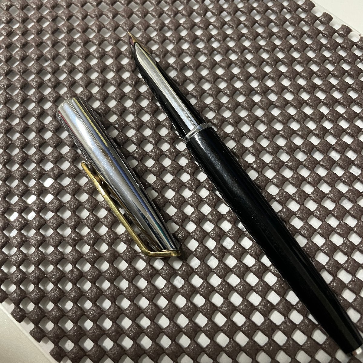 【41】WATERMAN ウォーターマン 万年筆 ブラック ショート 黒×金 ペン先 585 金 14K 14金 中古 筆記用具 ペン 中古_画像6