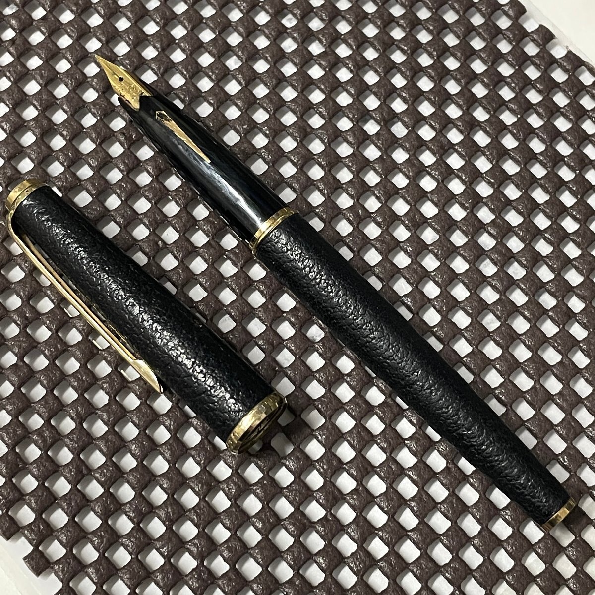 【41】PURATINAM プラチナ 万年筆 ブラック ショート 黒×金 ペン先 750 金 18K 18金 中古 筆記用具 ペン 中古_画像2