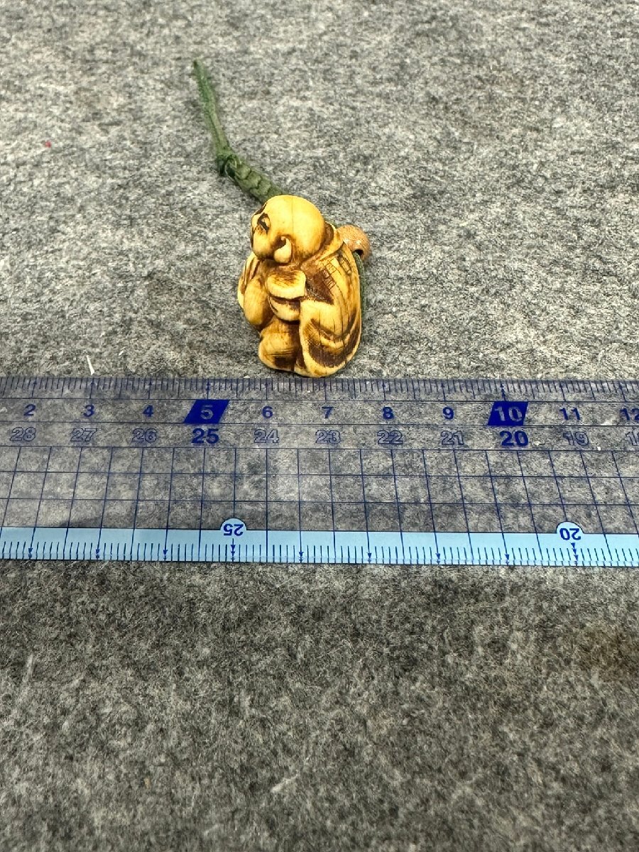 【31】根付 詳細不明 骨董 伝統工芸 長期保管品 分かる方 銘あり_画像8