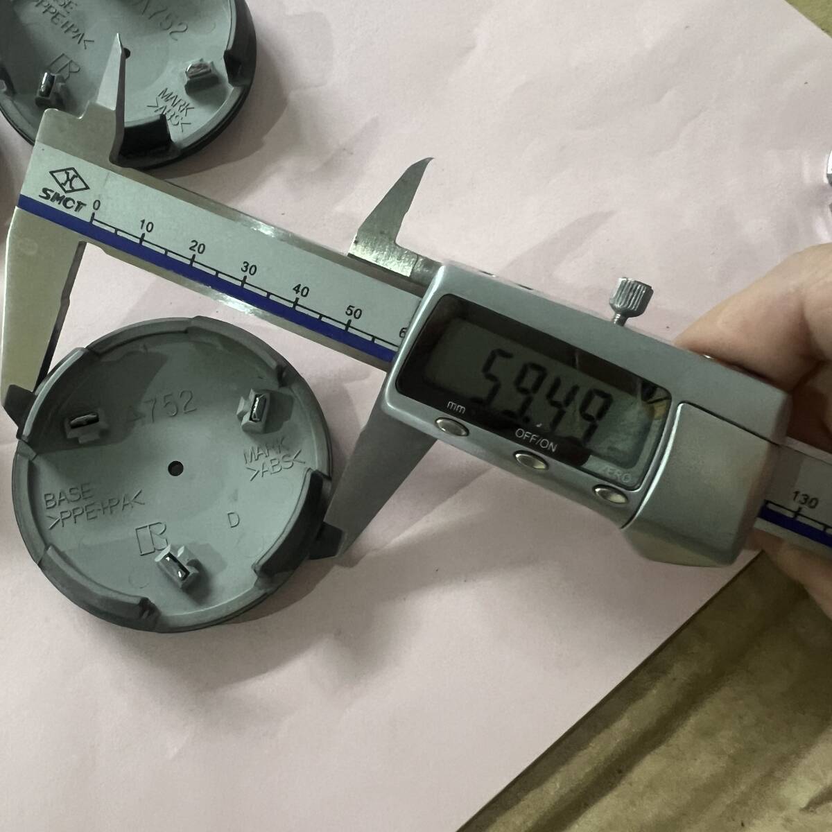 C162-41★ミツビシ純正アルミホイール用センターキャップ中古4枚★[品番]A752★外径約59.5mm/60mm★デリカ D:5 D5 アウトランダー ブラック_画像7