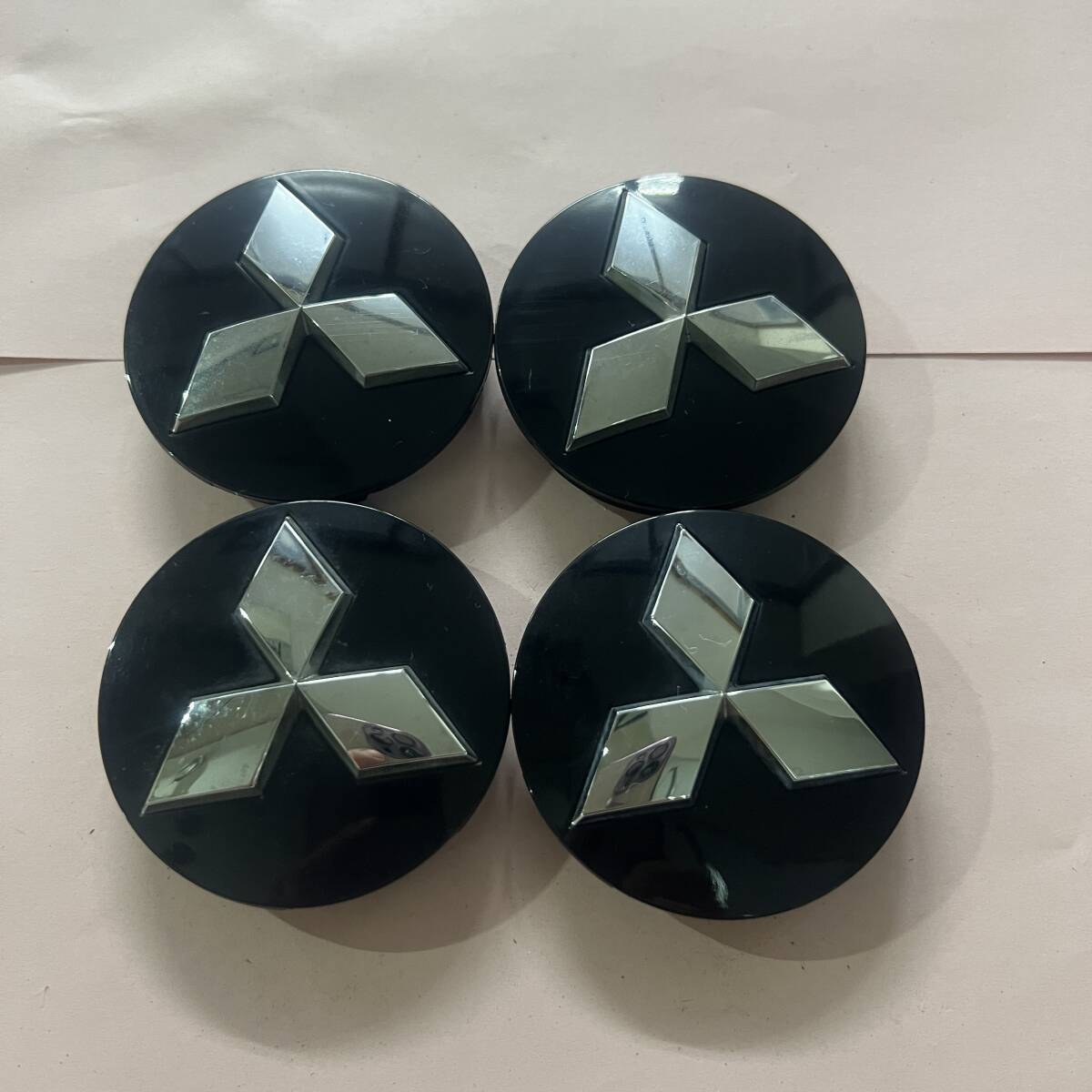 C162-50★ミツビシ純正 アルミホイールセンターキャップ中古4枚★[品番]A752★外径約59.5mm/60mm★デリカ D:5 D5 アウトランダー ブラック_画像1