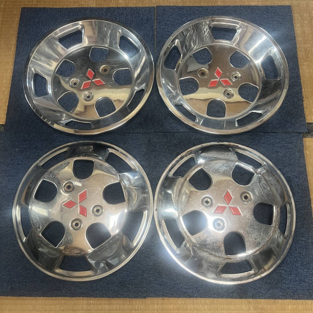 C156-57★[一台分]メッキ★三菱ふそう 純正 キャンターホイール用キャップ/ホイールカバー中古4枚 前後セット★16インチ？_画像1