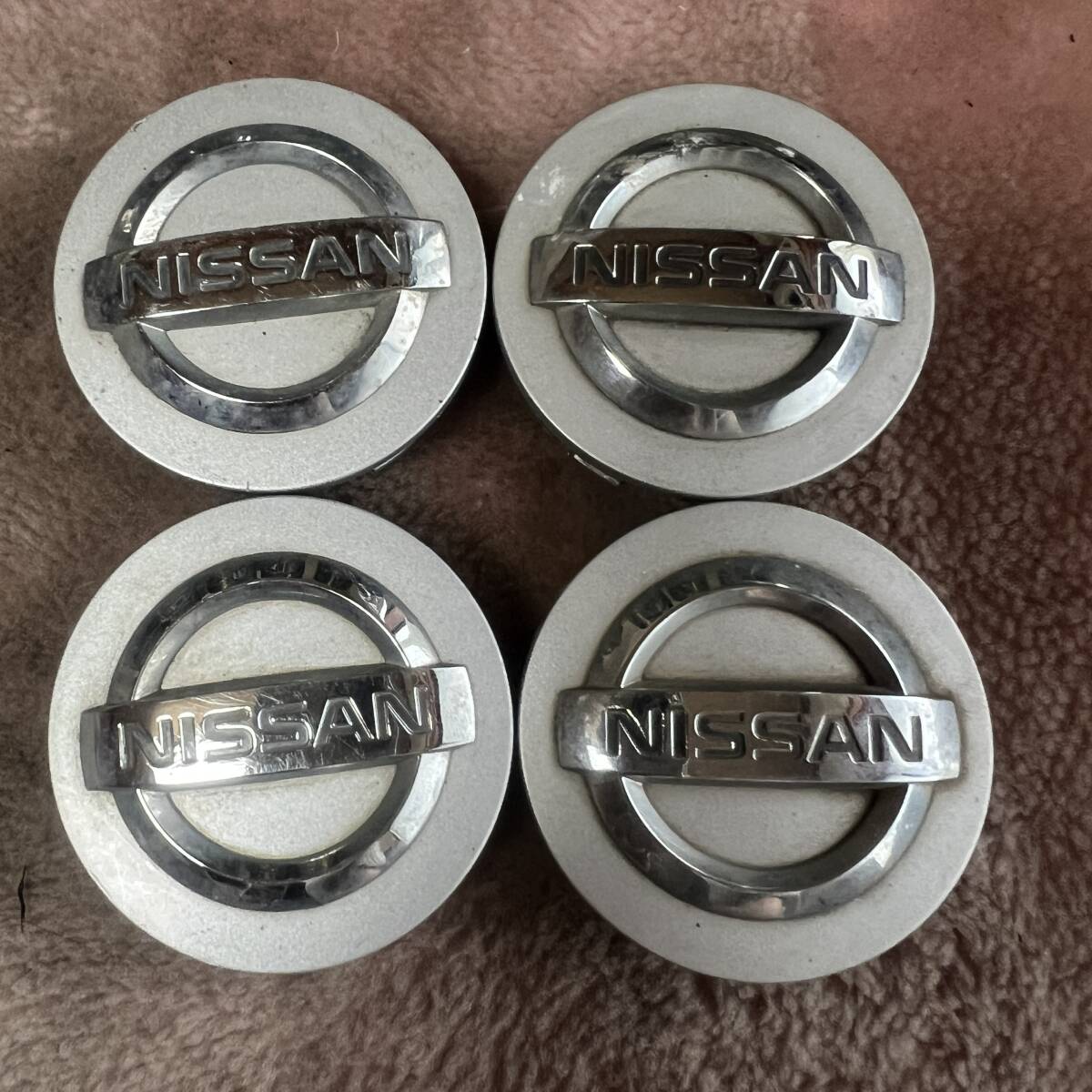 C164-24★日産ステージア・セレナなど純正54mmセンターキャップ4個 ウィングロード キューブ ティーダ 40342 AU510 スカイライン_画像2