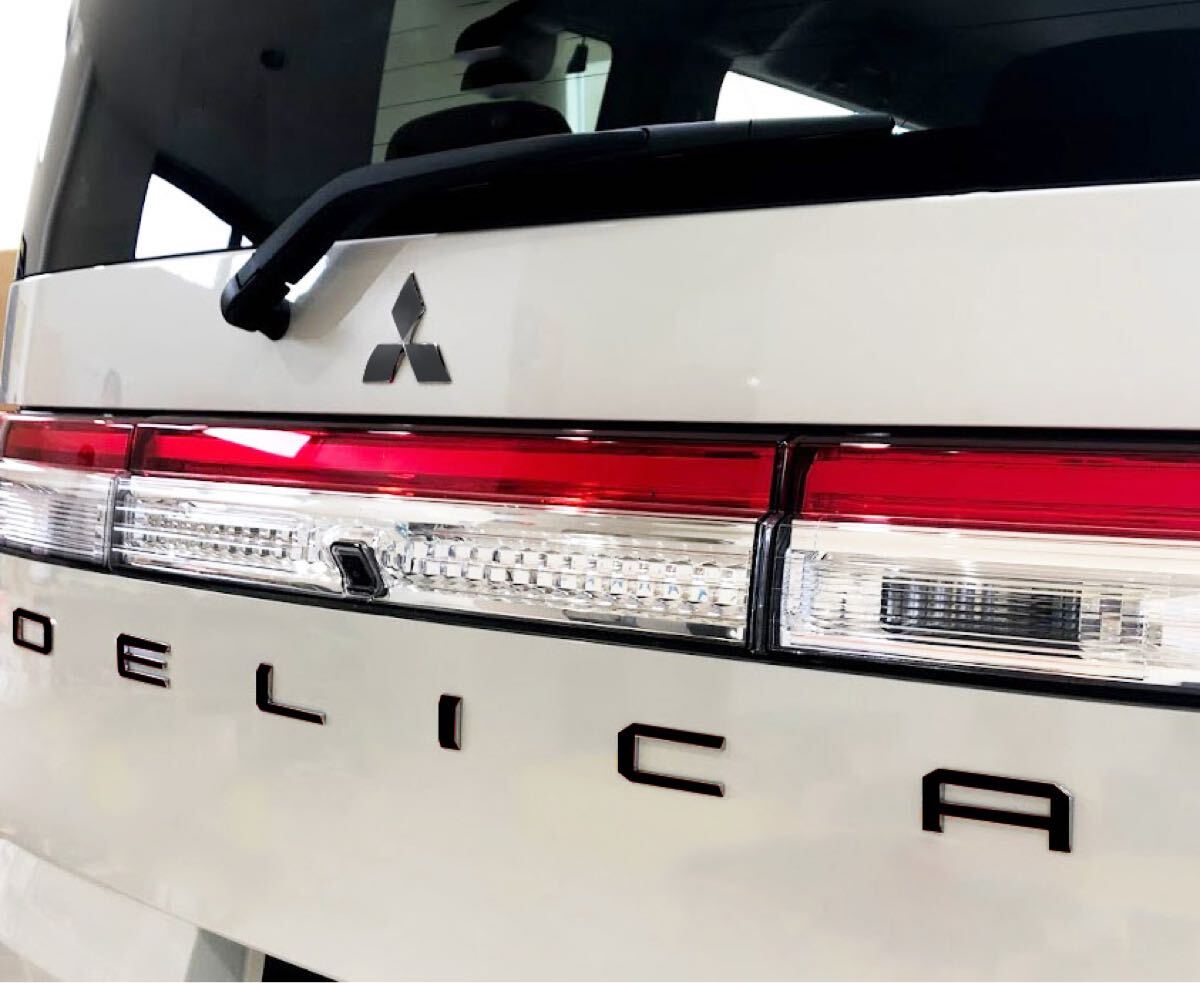 新型MC後 デリカD:5 スリーダイヤ DELICAエンブレムステッカー ブラックカーボン調_画像3