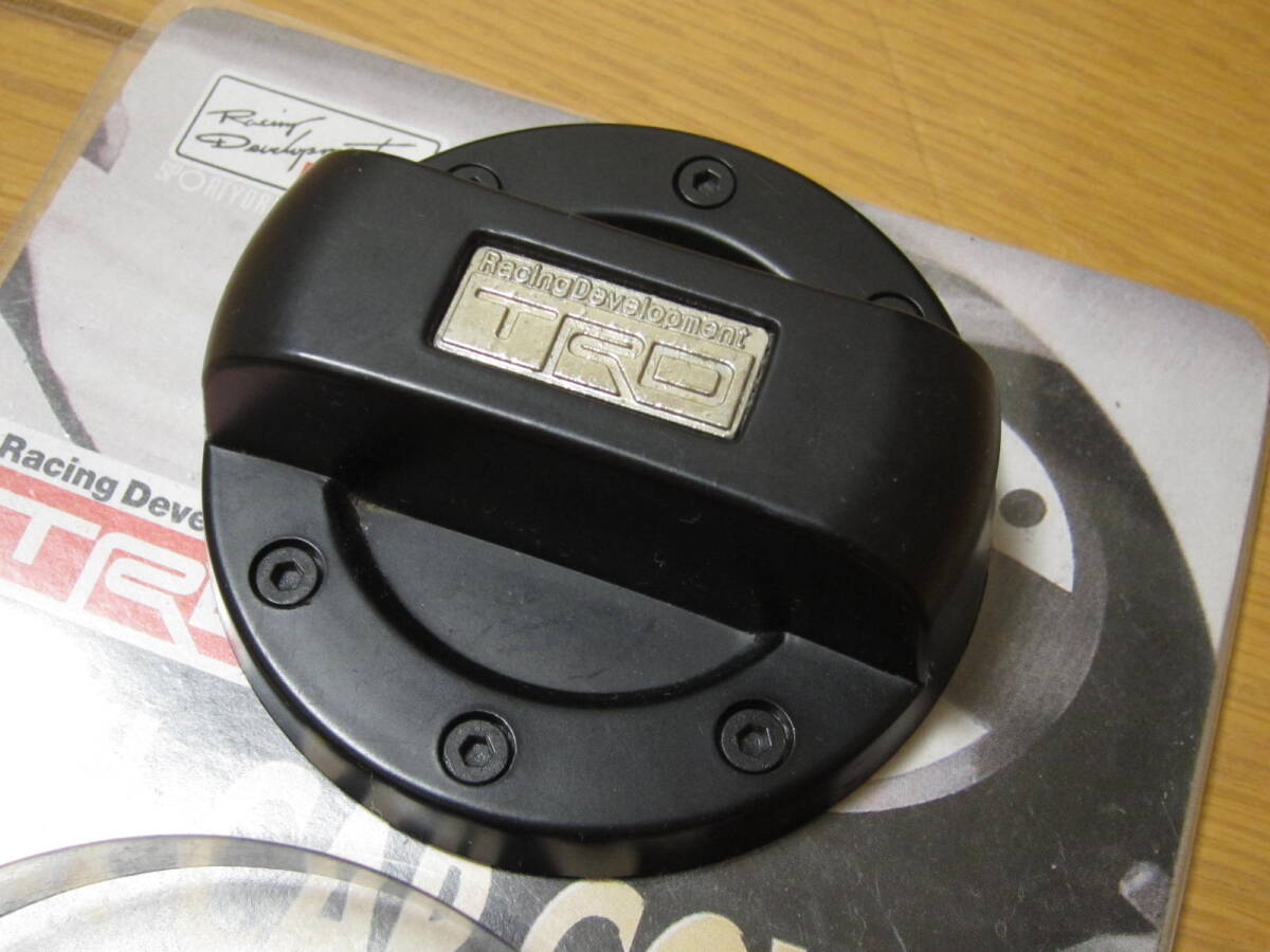 【送料無料】TRDタイプ★フューエルキャップカバー 黒 ブラック 燃料給油口ふた用カバー TOYOTA トヨタ レーシーカスタム スバルR1&R2 STI_画像3