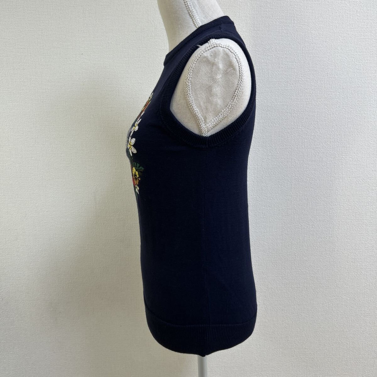 美品　Callaway キャロウェイ　ニットベスト　M レディース　ゴルフベスト 花柄 刺繍　ネイビー　紺色　ゴルフウェア　丸首 トップス_画像4
