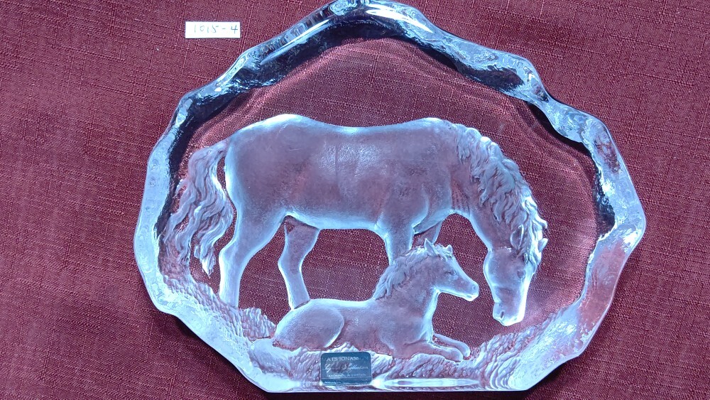 1015-4 スウェーデン製 クリスタルガラス 置物 マッツジョナサン 馬の親子(高さ15.5幅20奥行4㎝重さ2132g)_画像1