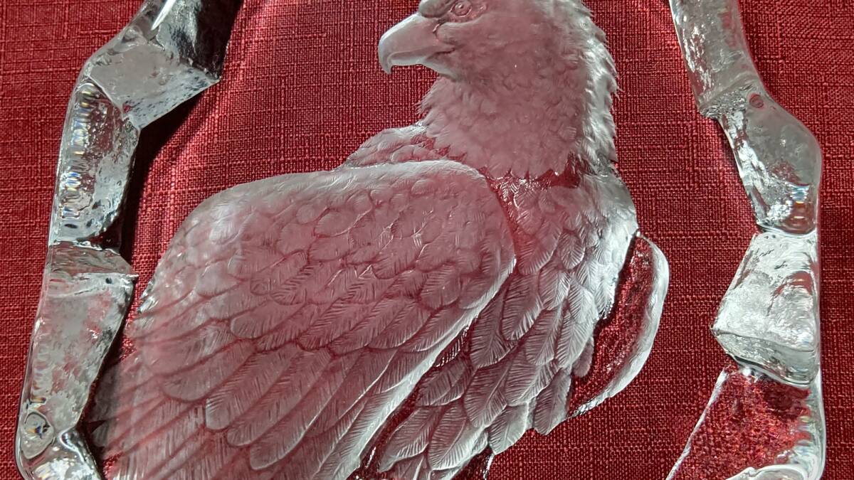 1015-3 スウェーデン製 クリスタルガラス 置物 マッツジョナサン ハクトウワシ（高さ19.5幅14.5奥行4㎝重さ2079g）_画像3