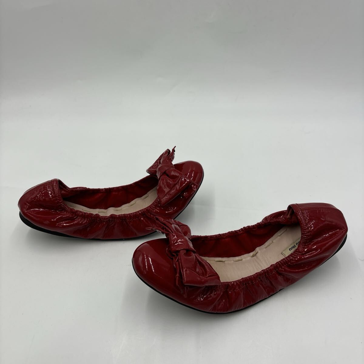 N * '高級感溢れる' miu miu ミュウミュウ 本革 エナメルレザー リボン バレエシューズ / フラット シューズ EU37.5 23.5~24cm レディース_画像3