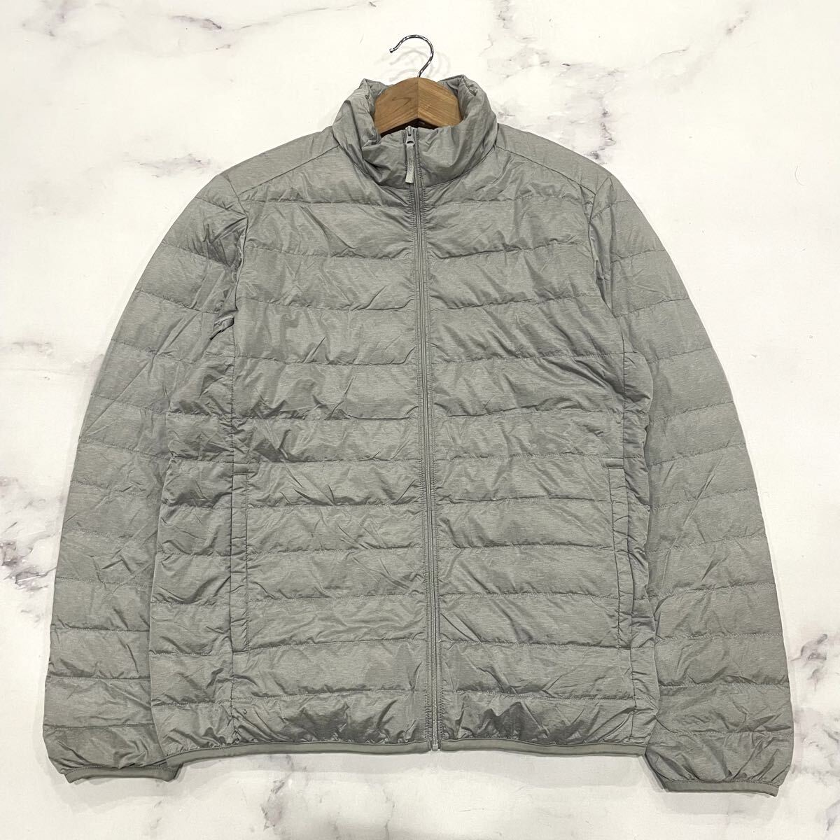 L ○ 極上DOWN90%使用 '保温性抜群' UNIQLO ユニクロ ジップアップ 中綿 ダウンジャケット size:L 上着 メンズ アウター グレー_画像1