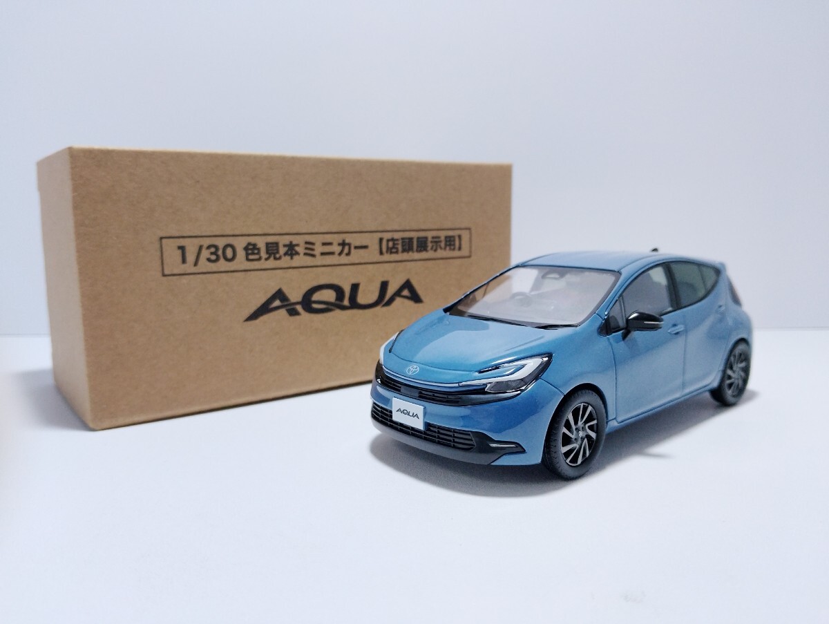 トヨタ 新型アクア 後期型 ミニカーカラーサンプル グレイッシュブルー【非売品】 1/30 トヨタ 新型アクア 後期 2025年モデル カラーサンプル