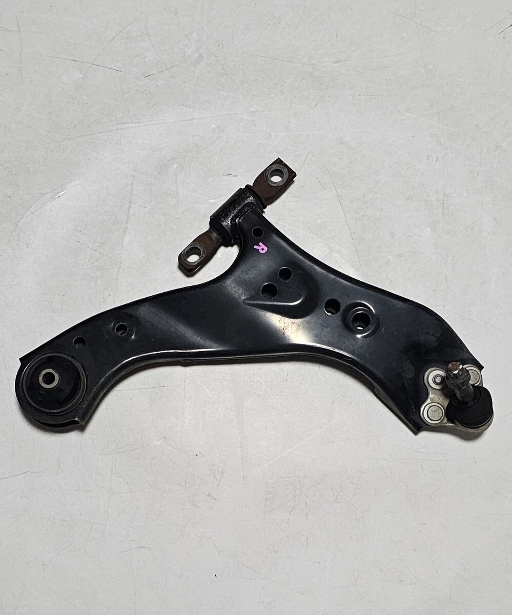 トヨタ RAV4・MXAA52 純正 フロントロアアーム 右 ボールジョイント付 良品 2024年 MXAA54/AXAH54 ハリアーMXUH80/AXUH80 品番:48068-42070_画像1