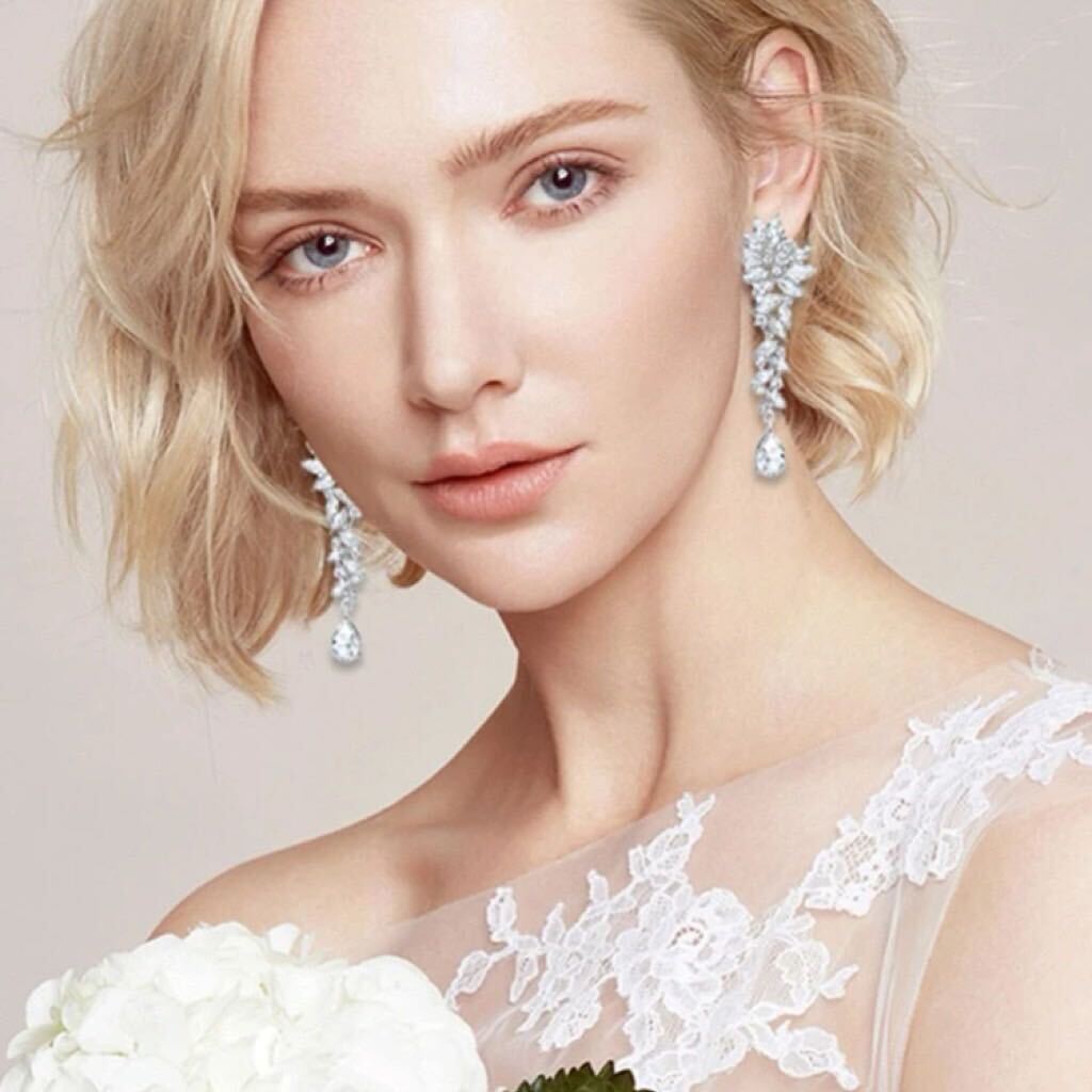 新品ピアス★ジルコニアピアス★ビジューピアス　揺れるピアス　ロングピアス　大ぶり　ラインストーンピアス　人工ダイヤモンドピアス_画像2