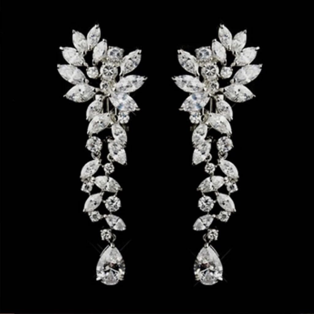 新品ピアス★ジルコニアピアス★ビジューピアス　揺れるピアス　ロングピアス　大ぶり　ラインストーンピアス　人工ダイヤモンドピアス_画像3