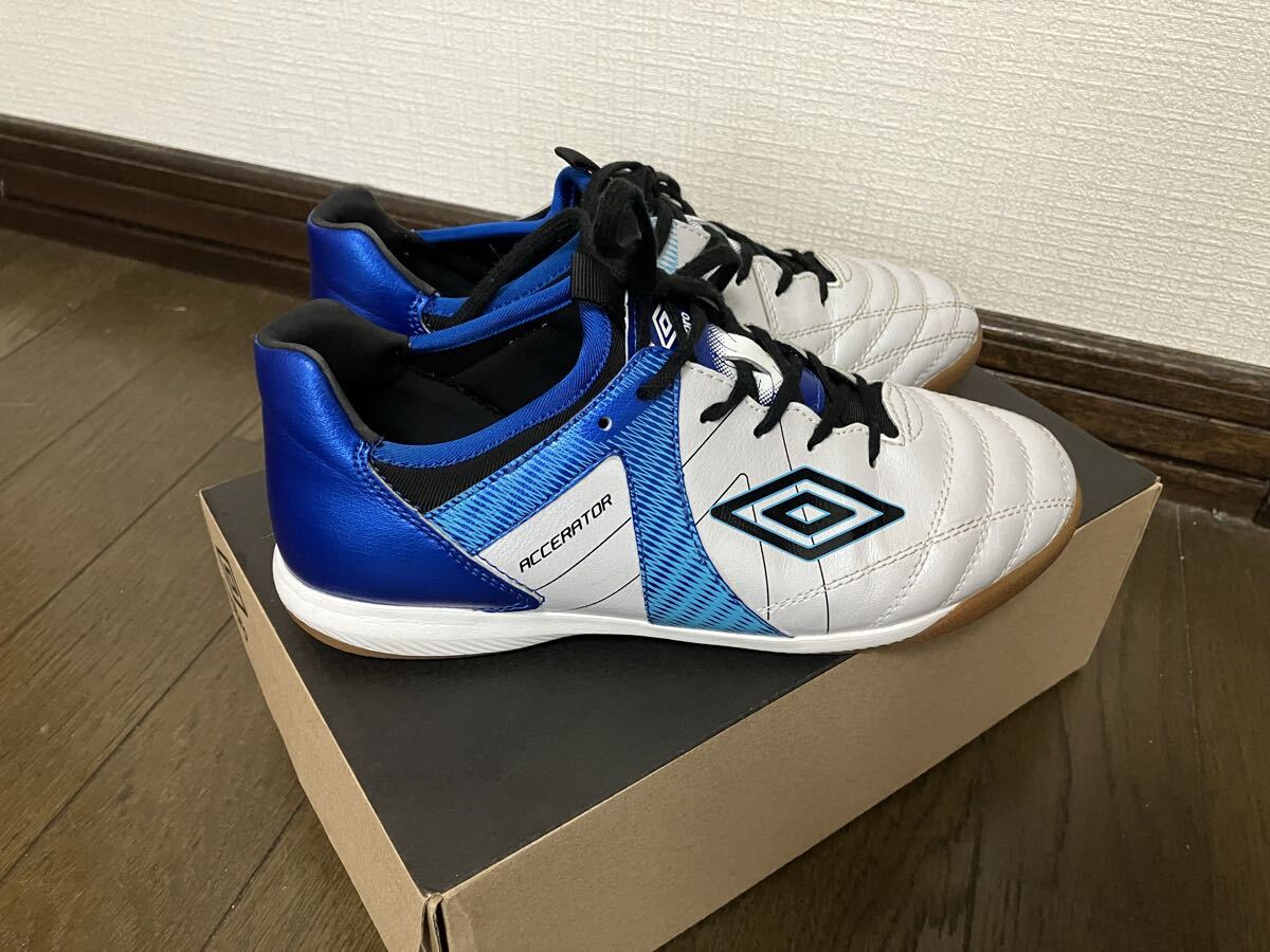 アンブロ サッカージュニアインドアシューズ アクセレイター TR JR WIDE IN ホワイト UF5SFCF1J WHBL 23.5cm フットサルシューズ キッズ_画像2