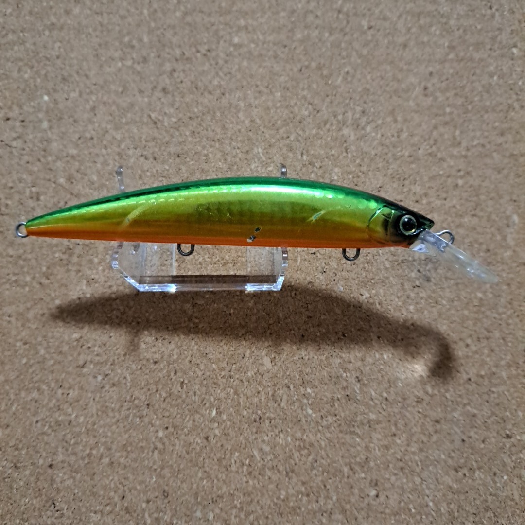中古品 デュエル ハードコア ヘビーシンキングミノー110S ゴールドグリーン 送料140円_画像3