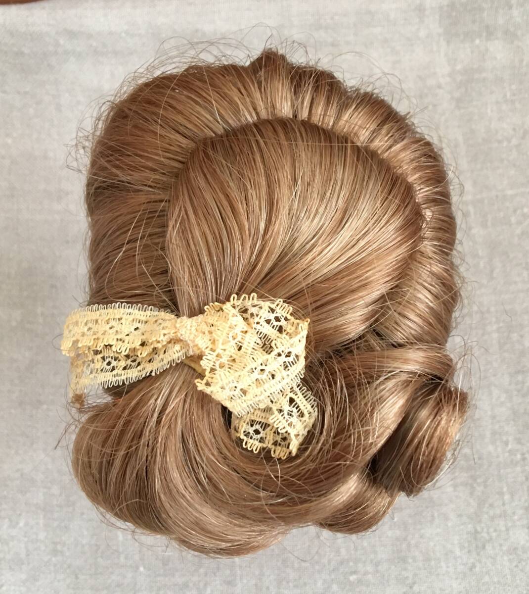 08w ビスクドール用ウィッグ La Sioux LS 2827 サイズ 6-7インチ ANTIQUE BLONDE (アンティーク ブロンド)_画像4