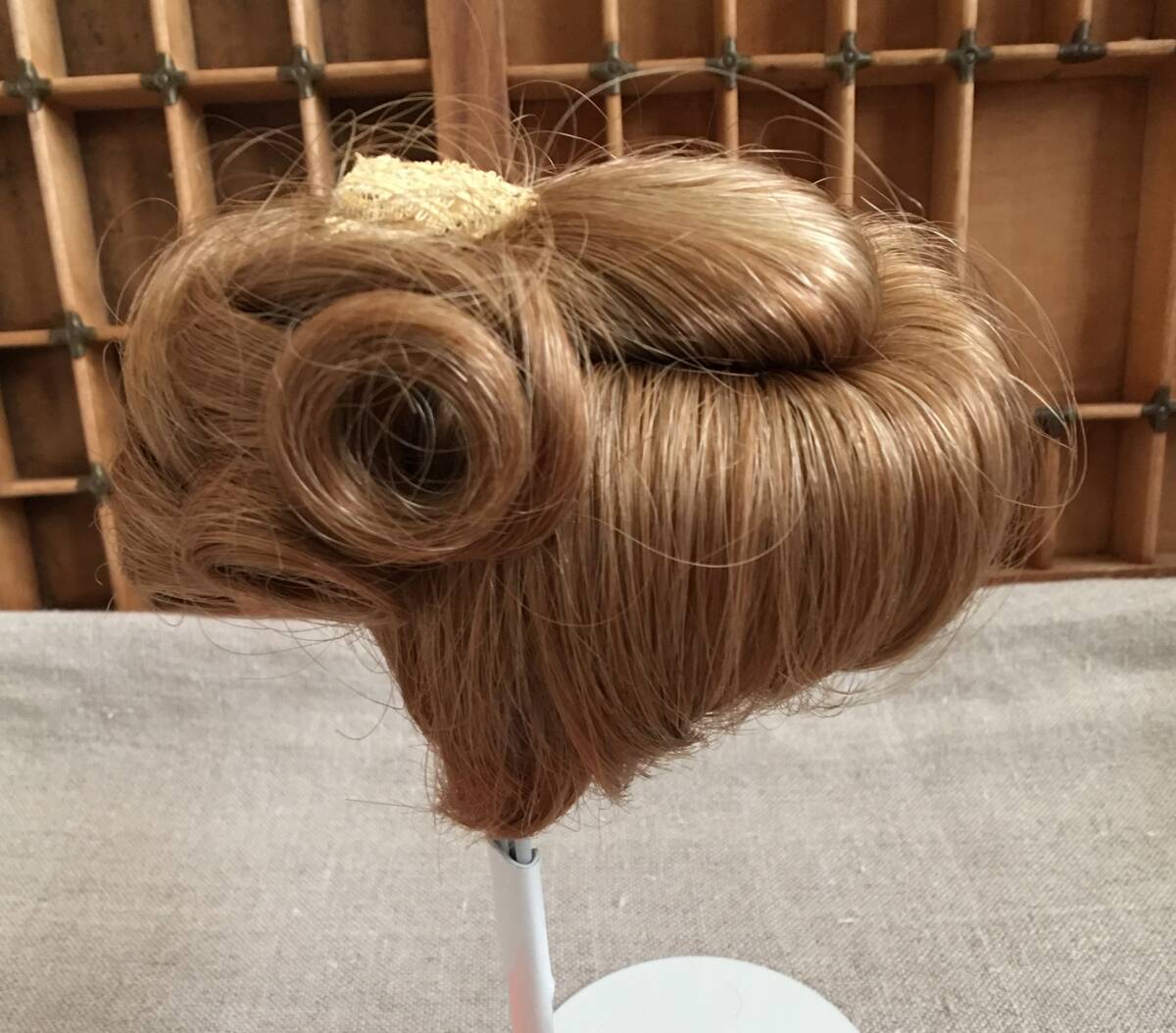 08w ビスクドール用ウィッグ La Sioux LS 2827 サイズ 6-7インチ ANTIQUE BLONDE (アンティーク ブロンド)_画像7