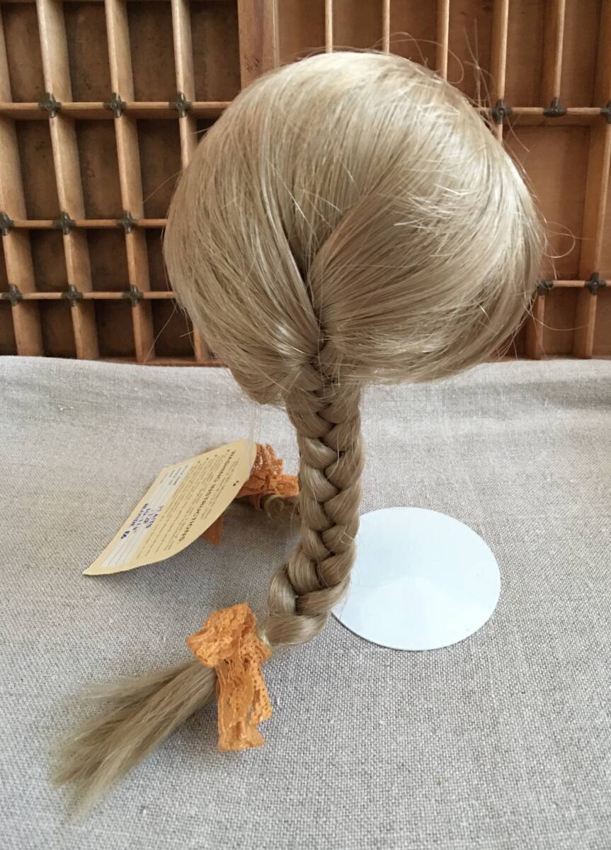10w ビスクドール用ウィッグ Wee 3 Collection PLAITS(PT2F) サイズ10-11.5インチ BLONDE E6 (ブロンド)_画像3