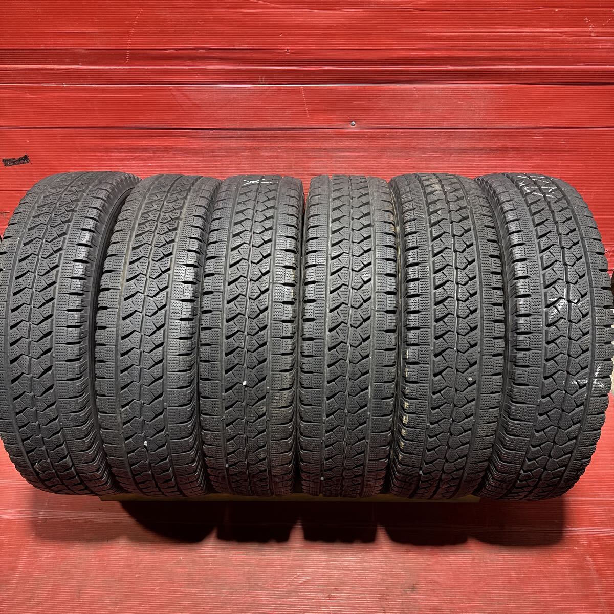 215/85R16 120/118L LT BRIDGESTONE BLIZZAK W979 215/85-16 ブリヂストン　LT スタッドレス　2022年国産　10ミリ以上　5本セット_画像1