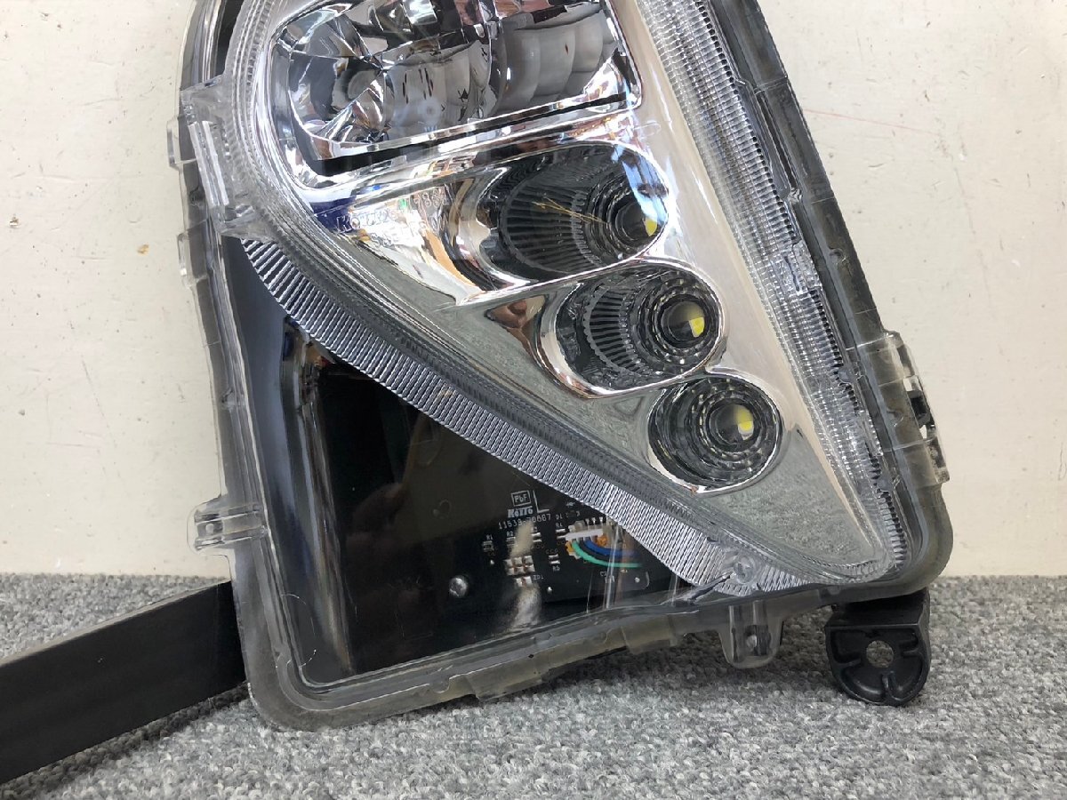 88374*ZVW50/ZVW51/ZVW55 Prius предыдущий период оригинальный левая противотуманная фара / левый противотуманные фары KOITO 47-83*.9-B3