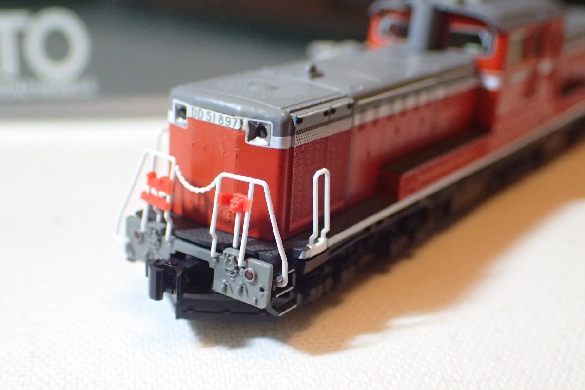 美品 KATO 7008-6 DD51-800 1両 フライホイール搭載 昼白色LEDライト 黒染め車輪 DD51-897 Nゲージ ディーゼル機関車_画像1
