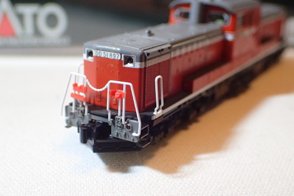 美品 KATO 7008-6 DD51-800 1両 フライホイール搭載 昼白色LEDライト 黒染め車輪 DD51-897 Nゲージ ディーゼル機関車_画像2