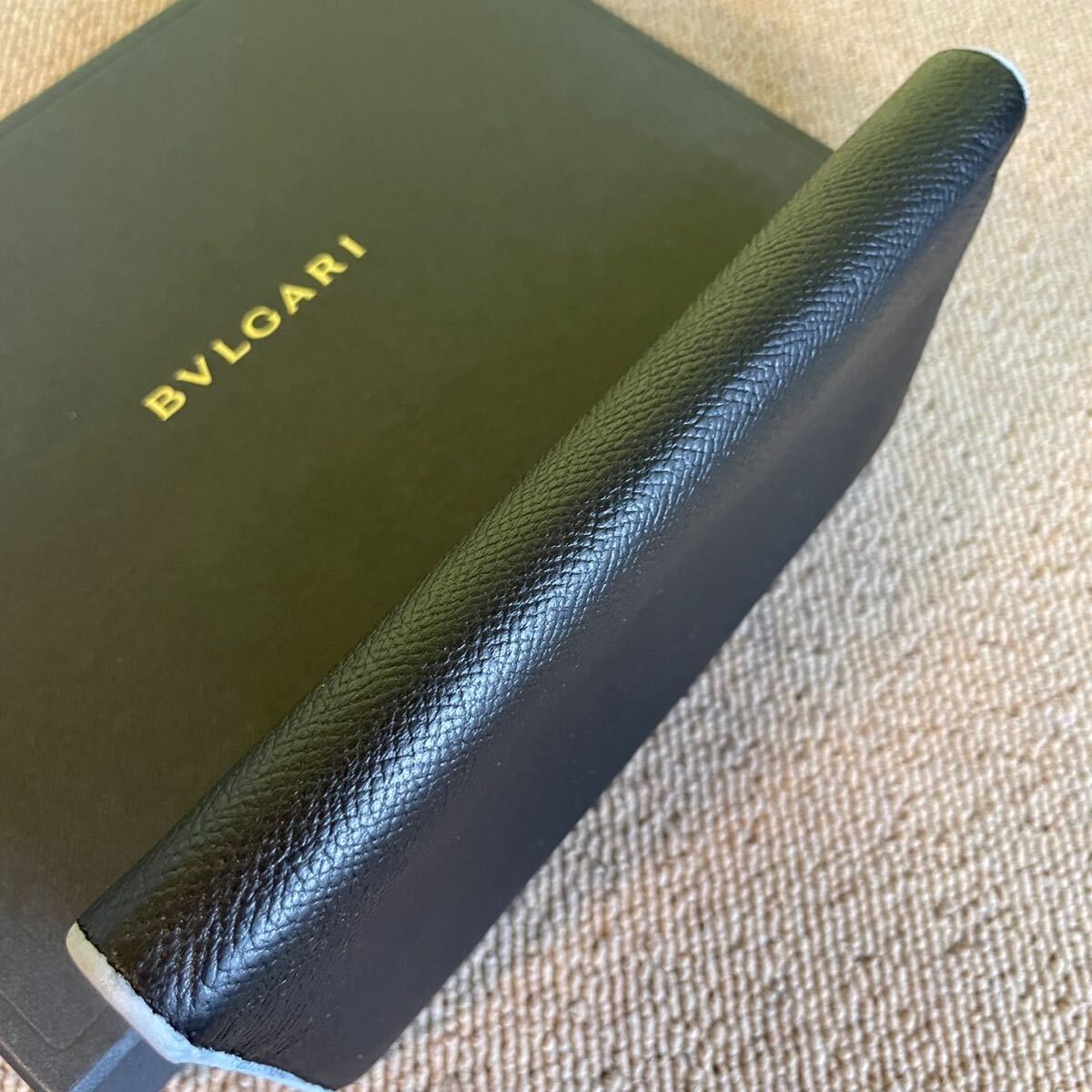  один иен прекрасный товар BVLGARI BVLGARY длинный бумажник Be Zero длинный кошелек складывающийся пополам раунд застежка-молния black two-tone 